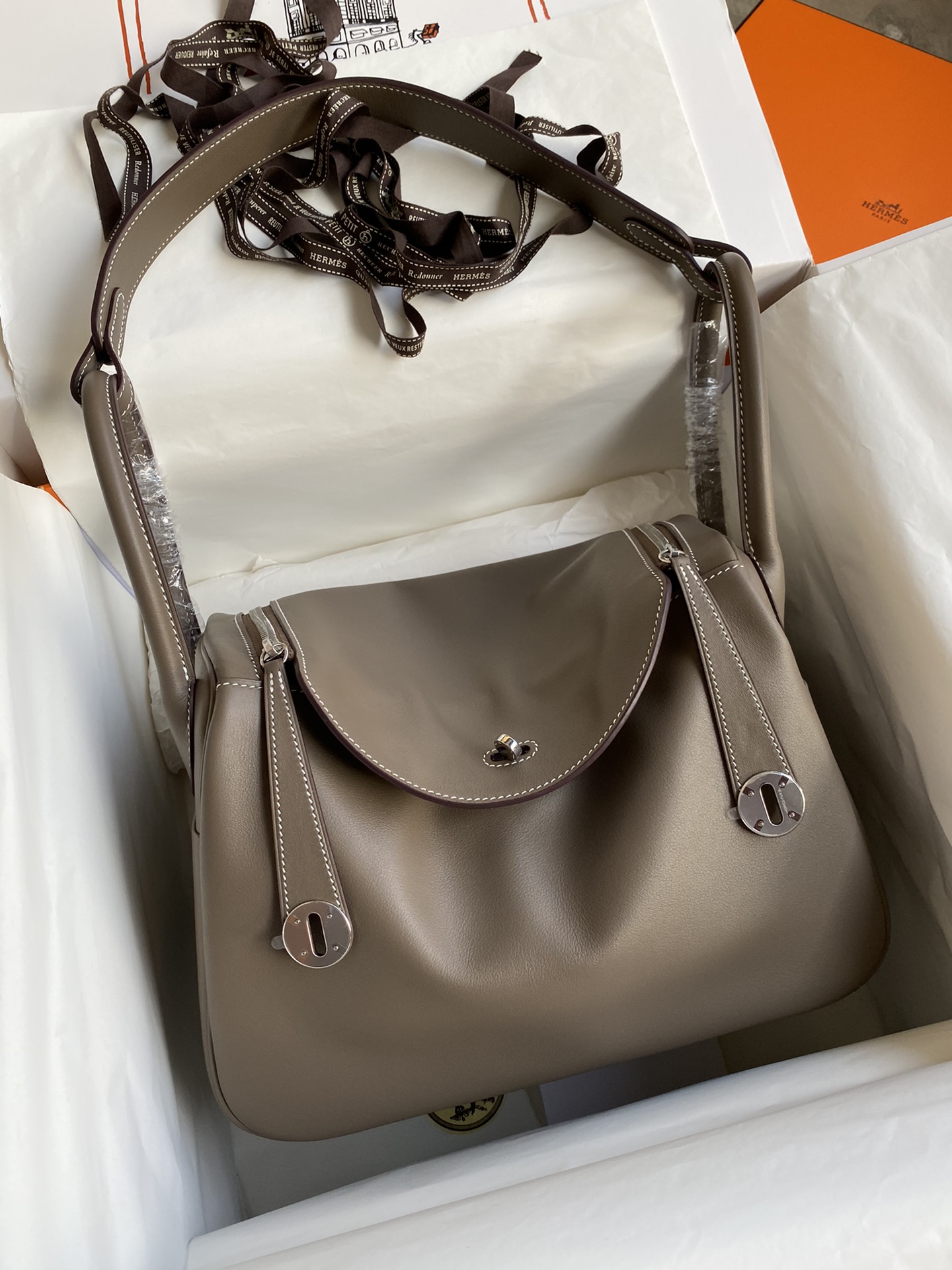 Hermes Lindy 26cm Handbag Shoulder Bag In Etoupe Swift Leather